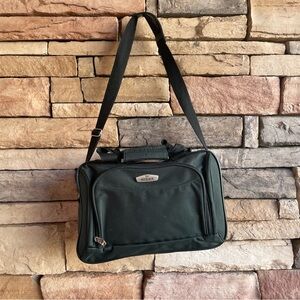 Embark dark green rectangle shoulder travel day bag tote